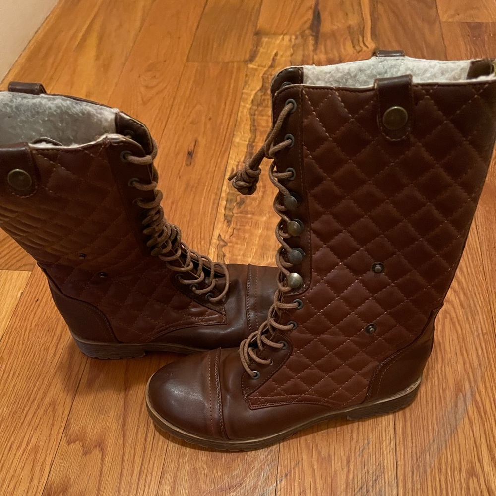 Rouge Boot, Size 7, Brown Quilted, Padded, lightly worn Like New, Beautiful Boot